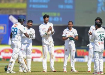 মাত্র ২০ রানে শেষ ৪, নাঈমের ফাইফারে ঘুরে দাঁড়াল বাংলাদেশ