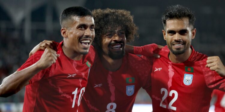 স্টেডিয়ামের হৃদস্পন্দনে ফিরে এলো ফুটবল