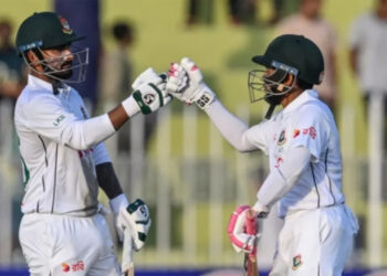 গলে ছন্দে মুশফিক-লিটন, বৃষ্টি নামতেই ভাঙল বাংলাদেশের তাল!