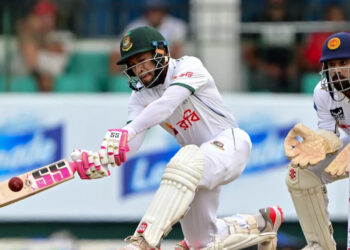 ব্যাটিং ভরাডুবিতেই প্রথম দিনে বড় বিপদ বাংলাদেশের