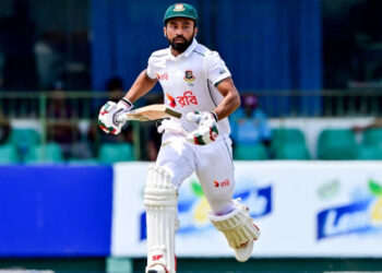 ব্যর্থ বিজয়-হতাশ মুমিনুল, প্রথম সেশন ভাল কাটল না বাংলাদেশের