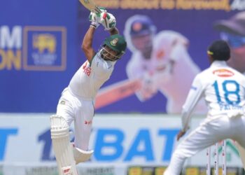 শান্ত-মুশফিকের ব্যাটে গলে দাপট বাংলাদেশের