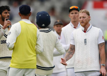 স্টোকস যখন থামতে চাইলেন, গিল বললেন-‘না, এখনও শেষ হয়নি’