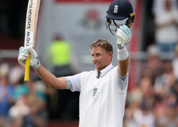 ওল্ড ট্র্যাফোর্ডে রুটের ব্যাটে রেকর্ডের ঝলক