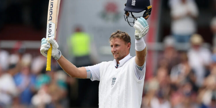 ওল্ড ট্র্যাফোর্ডে রুটের ব্যাটে রেকর্ডের ঝলক