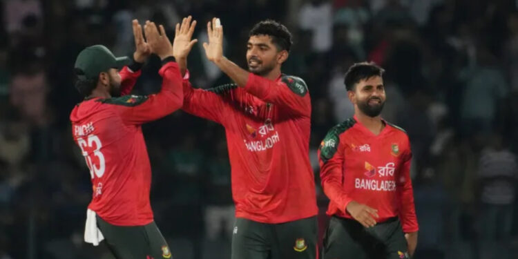 দুর্দান্ত বোলিং তাসকিনের, জিততে ১৩৭ চাই বাংলাদেশের