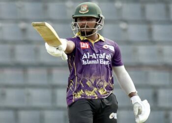 আইচ মোল্লার ছক্কা যখন গল্পের শেষ লাইন!