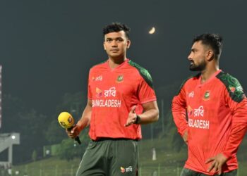 মাইলফলকের সামনে লিটন-তাসকিন