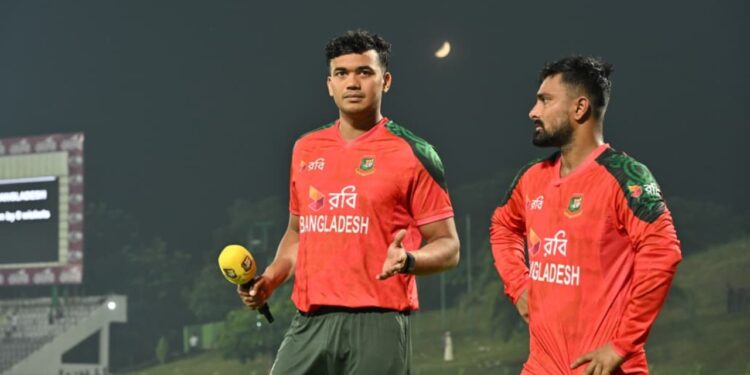 মাইলফলকের সামনে লিটন-তাসকিন