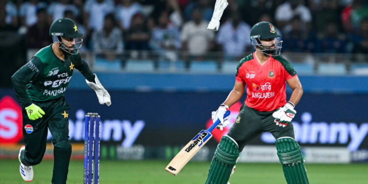 ছক্কা মারতে জানি, কিন্তু জুটি গড়তে পারি না: হতাশ বাংলাদেশ কোচ