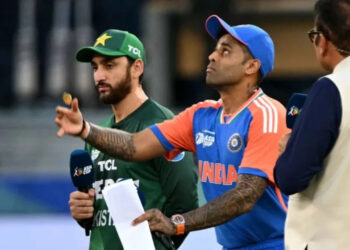 ফাইনালের মঞ্চেও হাত মেলালেন না ভারত-পাকিস্তানের অধিনায়ক