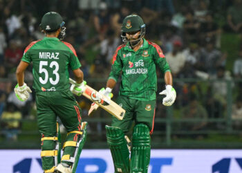 হৃদয়-মিরাজের লড়াই, বাংলাদেশ থামল ২২১ রানে