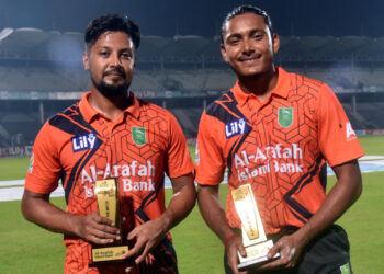 অভিষেক-নাহিদুলের ম্যাজিক, শেষের ঝড়ে ফাইনালে খুলনা