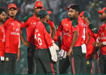 ব্যাটিং ব্যর্থতার তীরে বিধ্বস্ত বাংলাদেশ