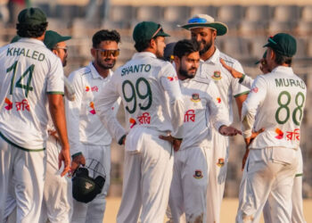 মুশফিকের ইতিহাস গড়া দিনে বাংলাদেশের দাপট