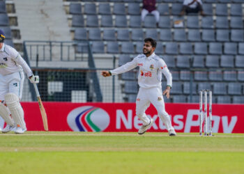 মিরাজের জোড়া আঘাতে ম্যাচে ফিরল বাংলাদেশ