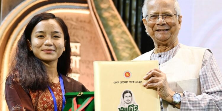 নারী জাগরণের প্রতীক ঋতুপর্ণা পেলেন রোকেয়া পদক