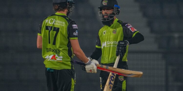 মঈনের ঝড়ো ওভারেই ম্যাচের মোড়, ঢাকাকে হারিয়ে তিনে সিলেট