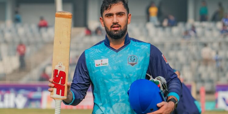 বেঞ্চে বসে শুরু, মাঠে নেমে ইতিহাস!