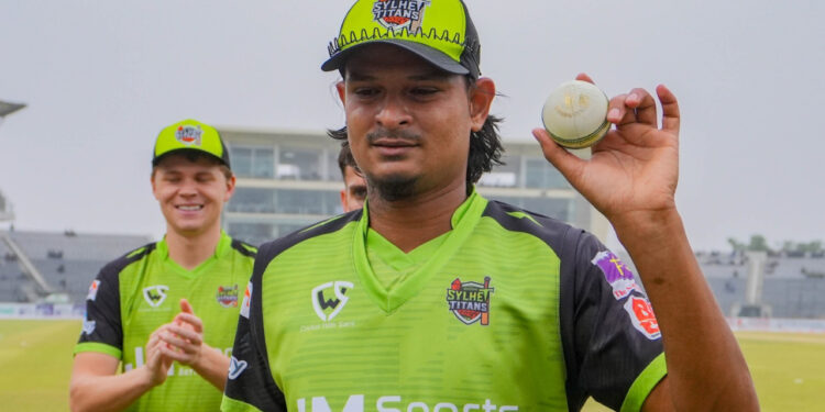 নাসুমের ৫ উইকেট শিকারের দিনে ডুবল নোয়াখালী