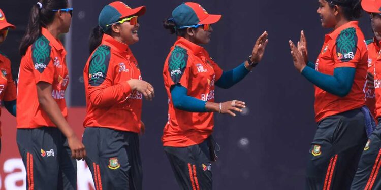 চাপ সামলে টানা দ্বিতীয় জয়, সেমির পথে বাংলাদেশ