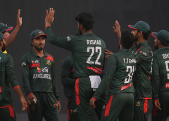 শেষ দিকে বাংলাদেশের প্রত্যাবর্তন, পাকিস্তান অলআউট ২৭৪