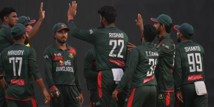 শেষ দিকে বাংলাদেশের প্রত্যাবর্তন, পাকিস্তান অলআউট ২৭৪