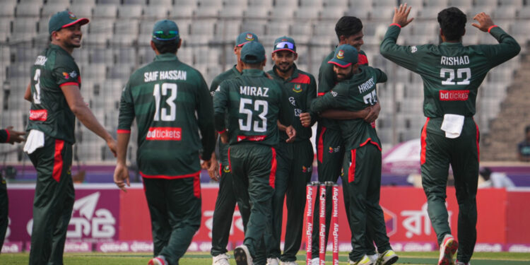 নাহিদ রানার দাপুটে বোলিংয়ে পাকিস্তান ১১৪