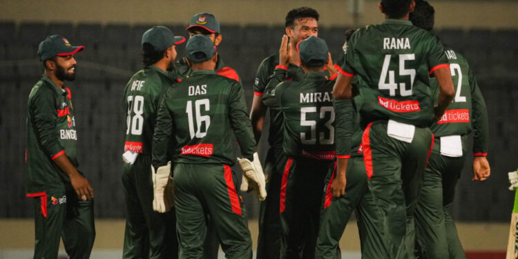 নাটকীয় লড়াই শেষে সিরিজ বাংলাদেশের