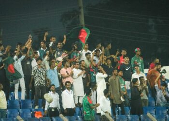 চট্টগ্রামেও গ্যালারি ফাঁকা, টিকিটে ছাড়!