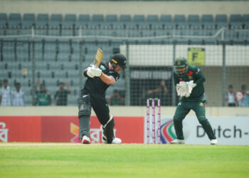 শরীফুল-রিশাদের আঘাত সামলে লড়ছে নিউজিল্যান্ড