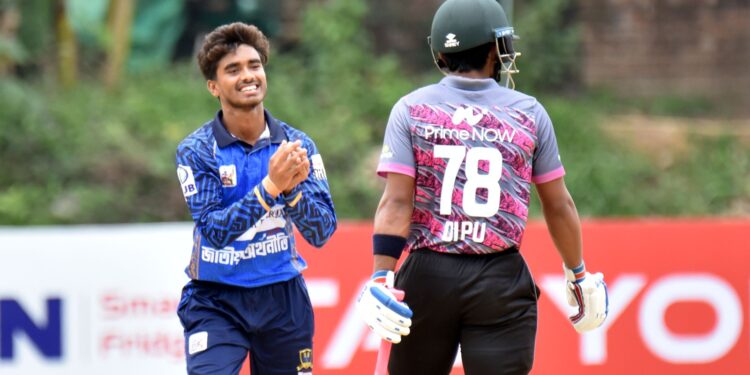 বৈশাখী বৃষ্টিতে ভেসে গেল রূপগঞ্জের লড়াই