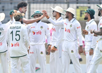 প্রথম সেশনে তাসকিন-মিরাজের দাপট