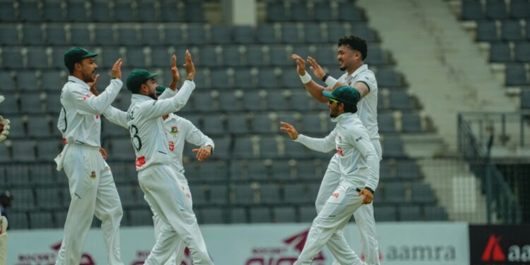 তাসকিন-মিরাজের তোপে এগিয়ে বাংলাদেশ