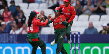 বিশ্বচ্যাম্পিয়নদের সামনে ভেঙে পড়ল মেয়েরা