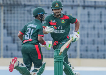 শান্ত-মোসাদ্দেকে ভর করে চ্যালেঞ্জিং সংগ্রহ বাংলাদেশের