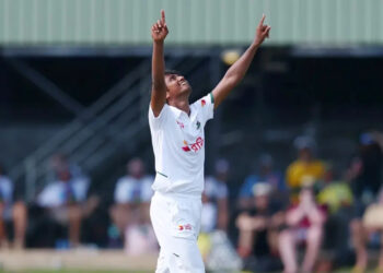 টেস্টে হ্যাটট্রিক করে ইতিহাস হাসানের