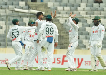 মিরপুরে ধৈর্যের পরীক্ষা, লাঞ্চে এগিয়ে বাংলাদেশ