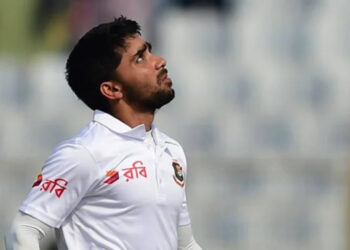 সাদমানের ব্যাটে প্রতিরোধ, আক্ষেপ মুমিনুলের উইকেট