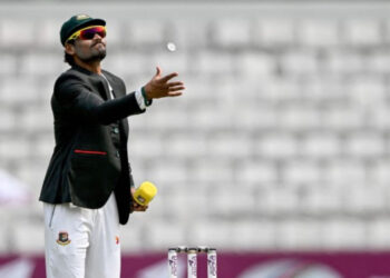 নিরপেক্ষ ভেন্যুতে অভিষেকে ব্যাটিংয়ে বাংলাদেশ